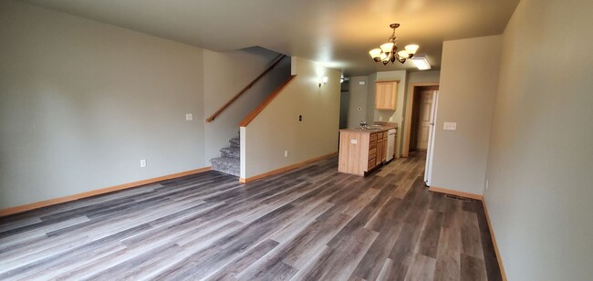 Building Photo - 3 bed 2.5 bath townhome for rent!