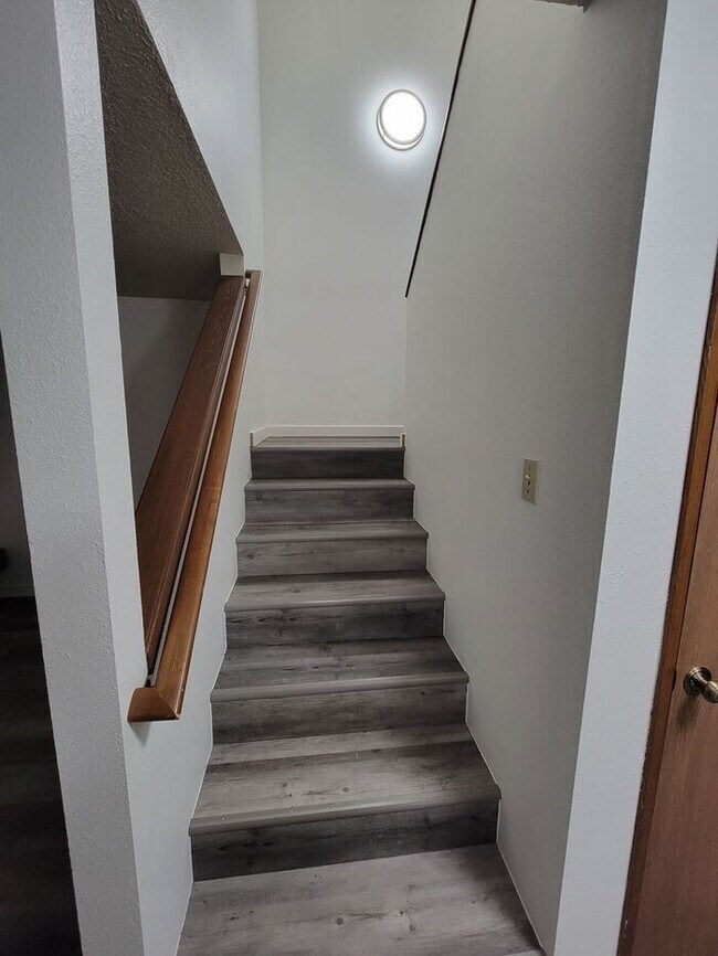 Foto del edificio - West Olympia 2bdr 1.5bath Townhome w/ garage & parking & a office