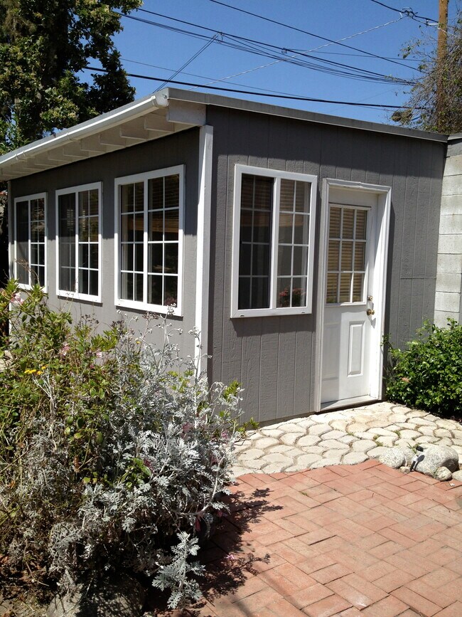 Bonus room or office - 4439 Auckland Ave
