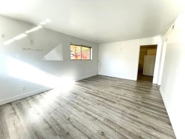 Building Photo - Newly Remodeled 1-Bedroom Apartment– Must ...