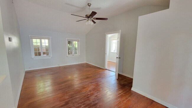 Building Photo - Cottage Style 2 bed/1 bath Home Near Downt...