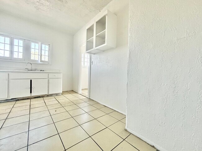 Foto del edificio - 116 N Mathews St