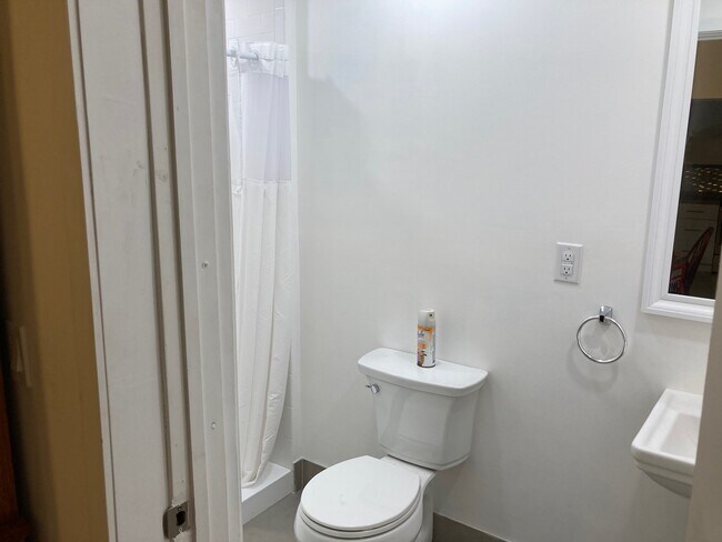 Baño 2 - 1515 NW 4th St