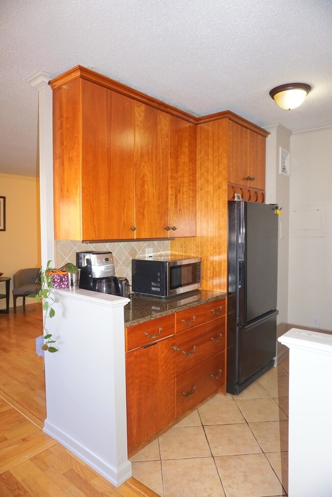 Building Photo - 44 Strawberry Hill Ave