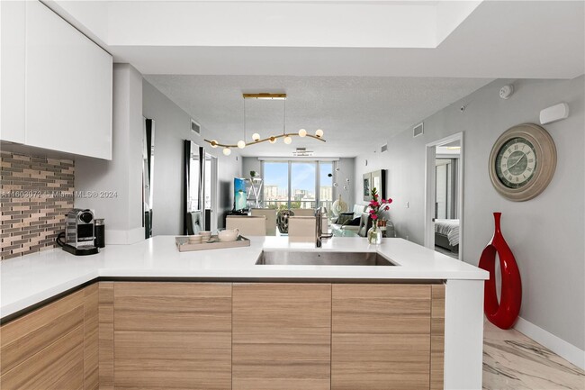 Foto del edificio - 330 Sunny Isles Blvd