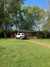 Building Photo - 621 Miller St