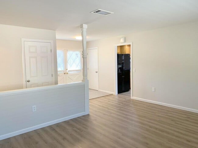 Building Photo - NEW PRICE ! Newly updated single level det...