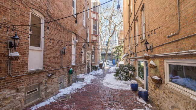 Building Photo - 1407 N Wells St