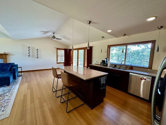 Foto del edificio - Stunning Running Y Ridge Home with Lake Views – Furnished or Unfurnished!