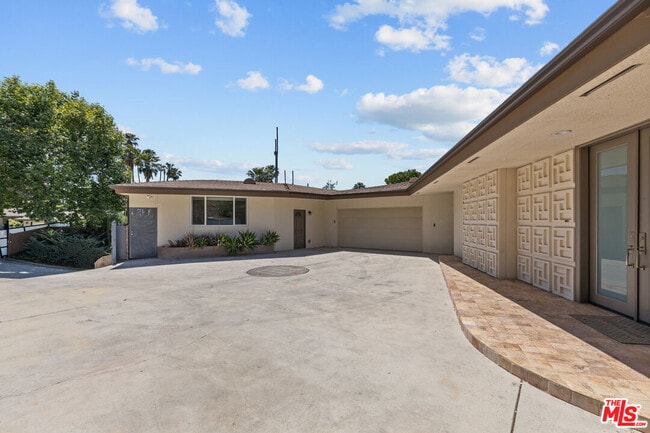 Building Photo - 10421 Beckford Ave