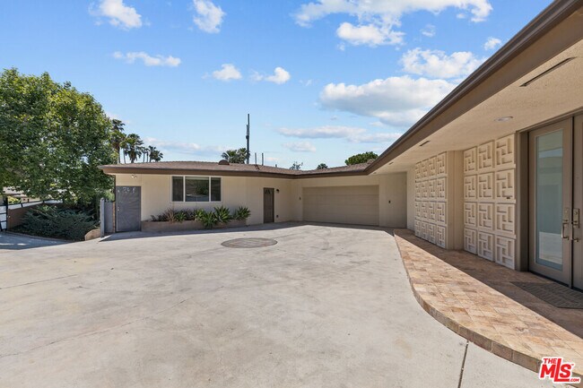 Foto del edificio - 10421 Beckford Ave