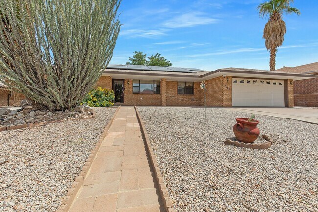 Foto del edificio - Spacious 3 bedroom 2 bath home with Solar Panels