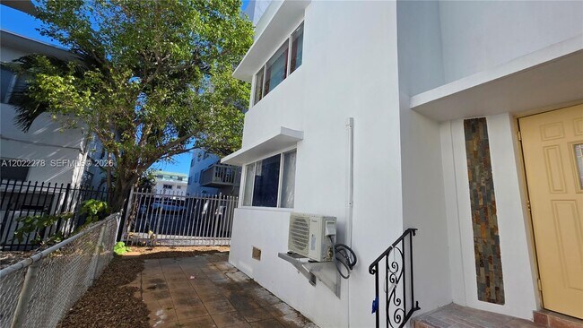 Foto del edificio - 7629 Dickens Ave