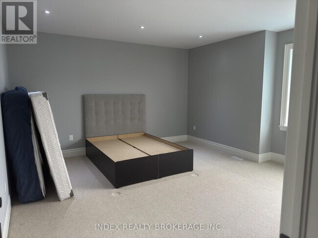 Photo du bâtiment - 24 Lloyd Sanderson Dr