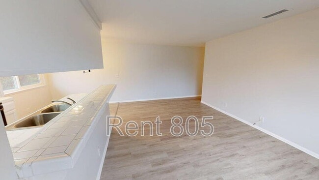 Building Photo - 668 Avenida del Platino