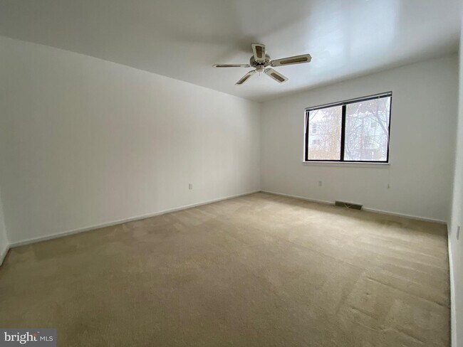 Building Photo - 423 Lynetree Dr
