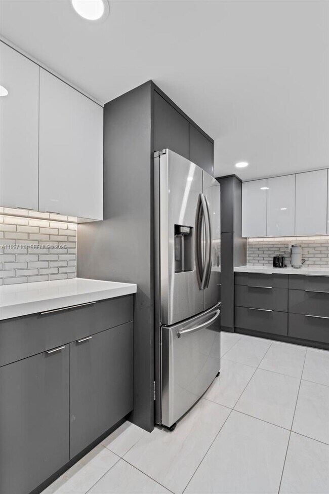 Foto del edificio - 3140 S Ocean Dr