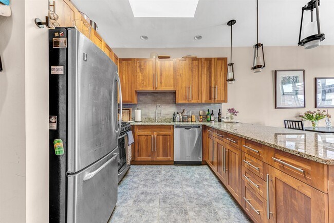 Foto del edificio - 1200 Grand St