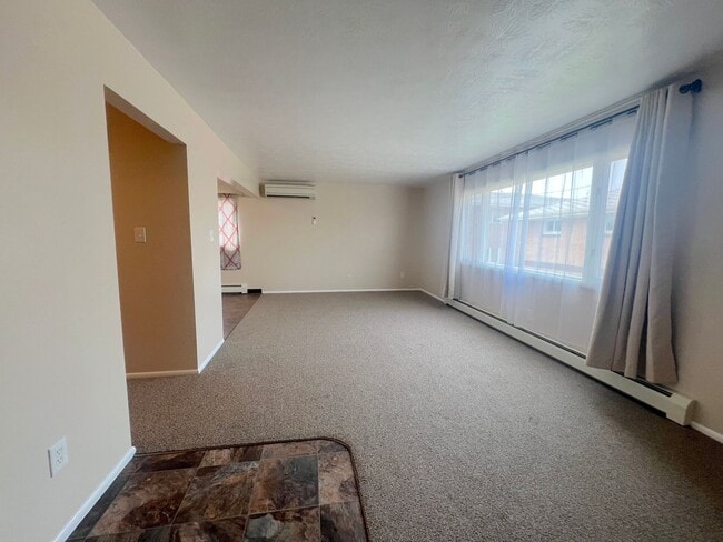 Building Photo - Extra Large 2 bedroom 1.5 Bath Centrally L...