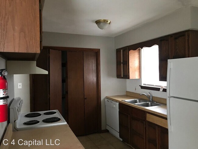 Building Photo - 258-260 Southampton Dr