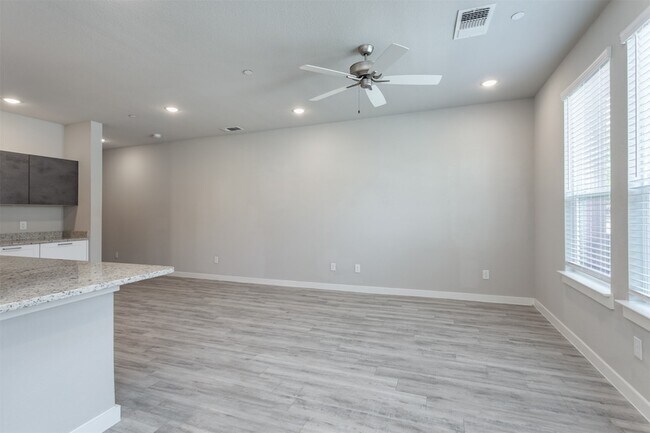 Foto del edificio - 1304 Pebblebrook Dr