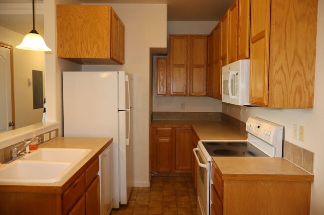 Building Photo - Enjoy Windsor Living: Bright Condo Near Tr...