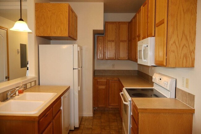 Foto del edificio - Enjoy Windsor Living: Bright Condo Near Tr...