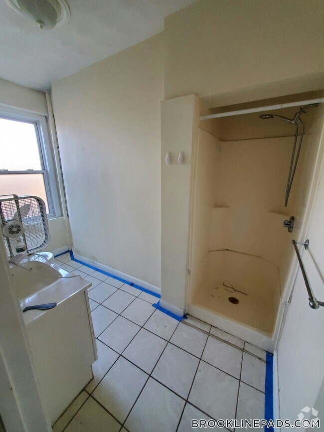Building Photo - 352 Riverway