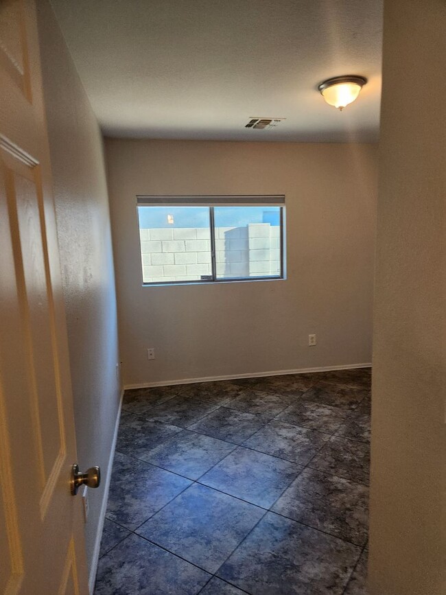 Building Photo - 3 bed, 2 bath, diagonal tile flooring, ove...