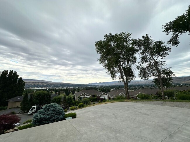 Foto del edificio - Stunning 6 Bedrooms & 3 Bathrooms with Gre...