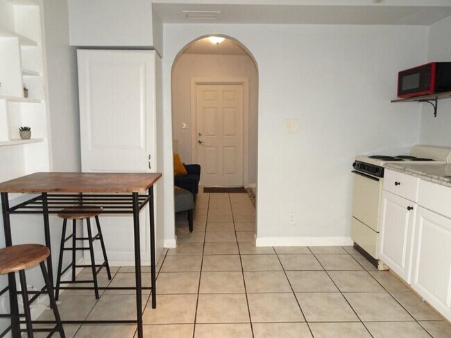 Building Photo - 613 El Vedado