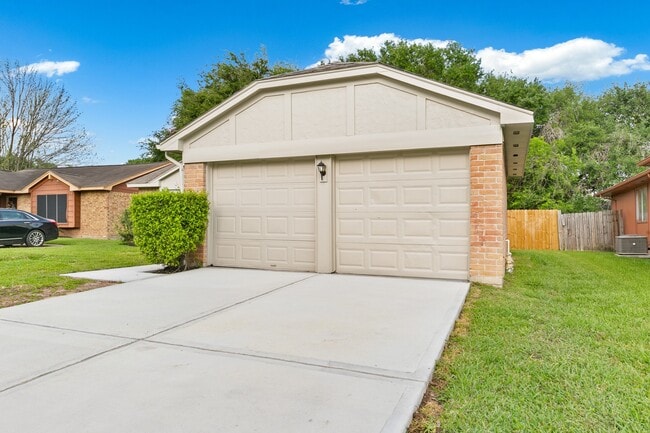 Building Photo - 1911 Highcrest Dr