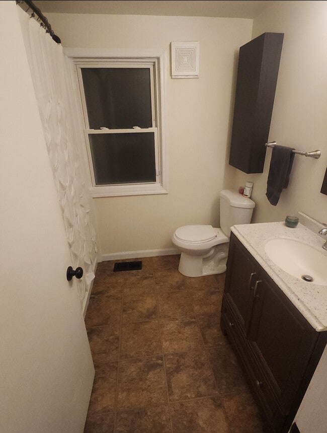 Full bathroom - 319 Clymer Ave