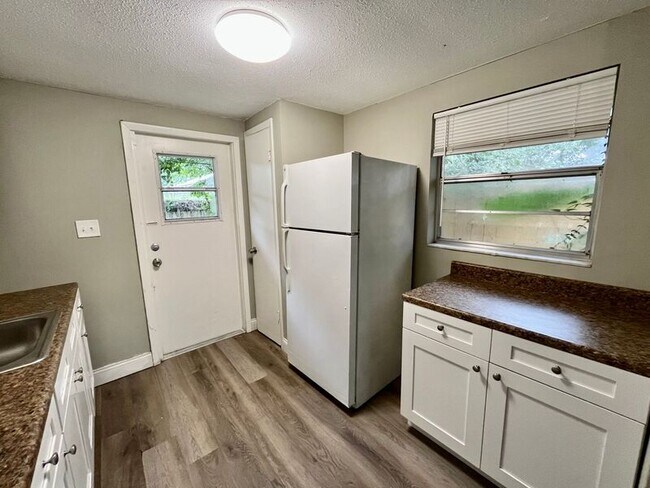 Foto del edificio - 5301 Oakwood Ct