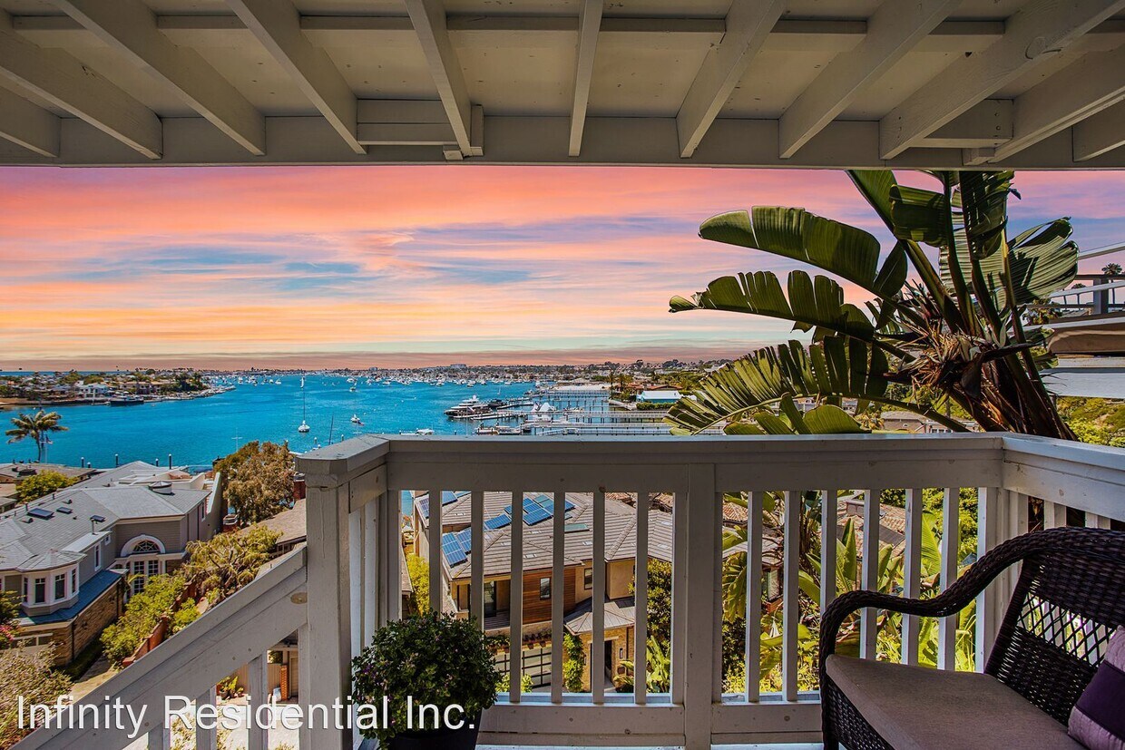 Foto principal - Studio, 1 bath House - 227 Carnation Avenu...