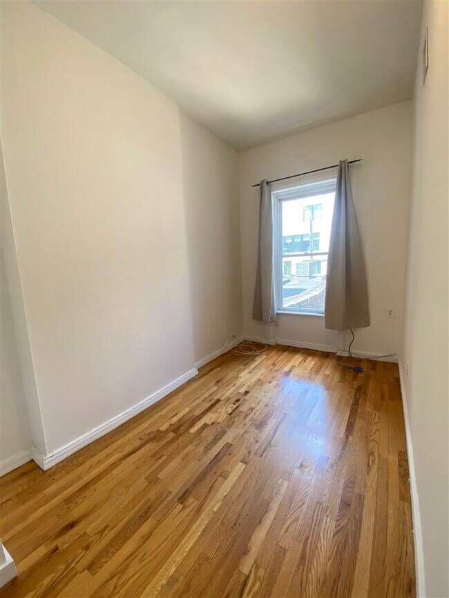 Building Photo - 1036 Willow Ave