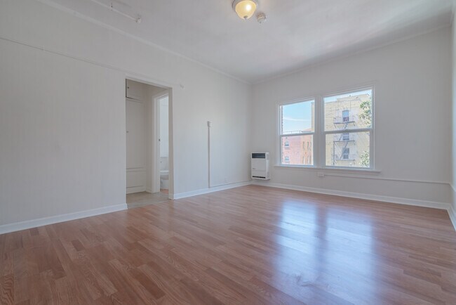 Building Photo - 1522 N Mariposa Ave