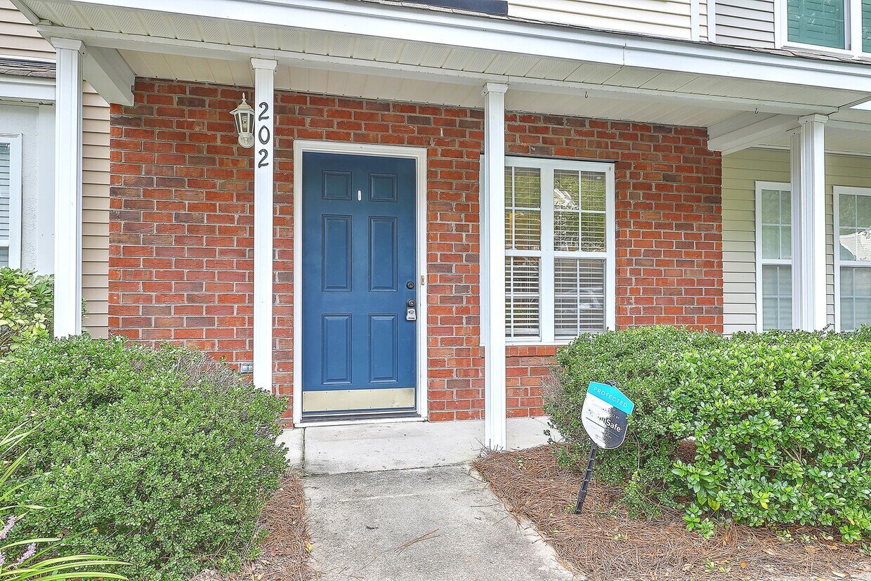 Foto principal - Move in Ready Townhouse in Summer Wood!