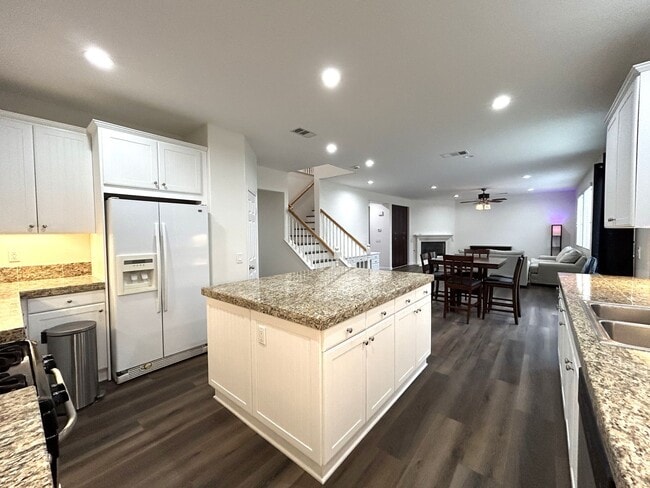 Building Photo - AVAILABLE NOW!! Fully Furnished 5 Bedroom 2.5 Bathroom Two Story Home in Beaumont!!