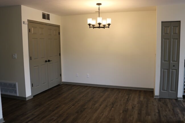 4 Bed dining Room - Westcott Apartments