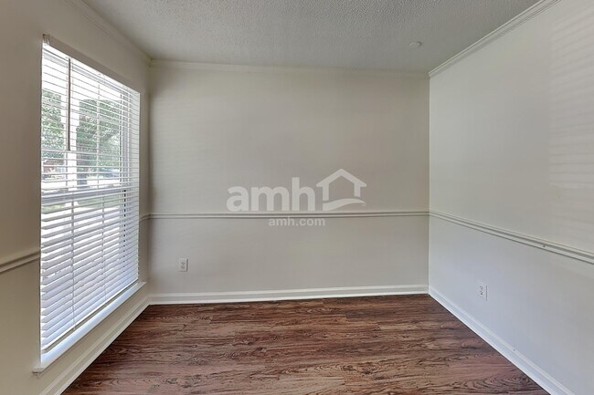 Foto del edificio - 1020 Ridgefield Cir