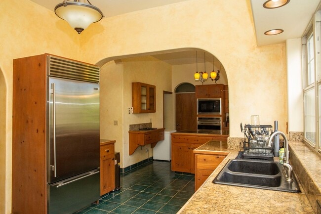 Building Photo - Spacious 4-Bedroom Retreat in Haiku with S...