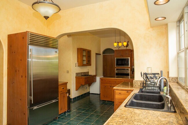 Foto del edificio - Spacious 4-Bedroom Retreat in Haiku with S...