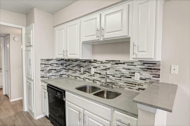 Building Photo - Diamond Loch Apartment Homes