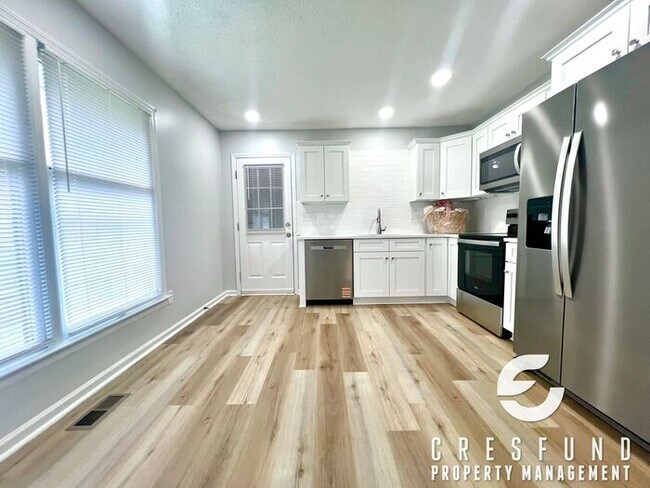 Building Photo - RECENTLY RENOVATED 3 BEDROOM - Ready for M...