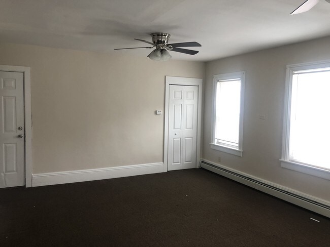 Building Photo - Pet Friendly Huge 4 bedroom 1.5 Bath 2 Floors
