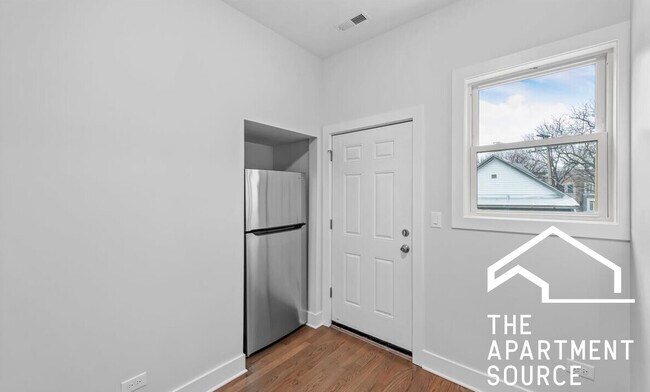 Building Photo - 2421 N Clybourn Ave