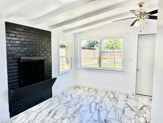 Foto del edificio - Tower District Bungalow with Pool