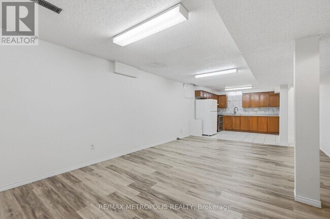 Photo du bâtiment - 584 Strouds Ln