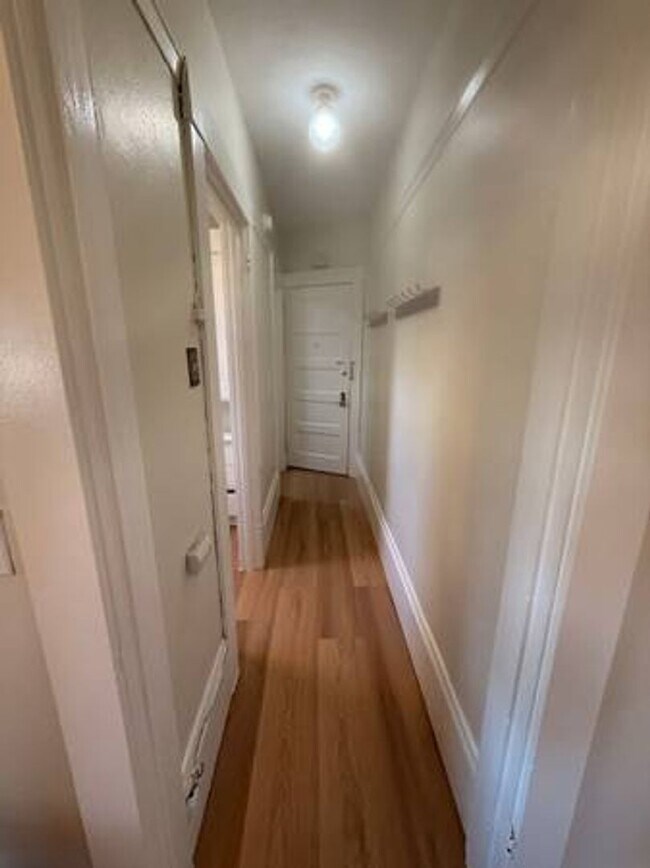 Foto del edificio - Great location and is just off the main St...